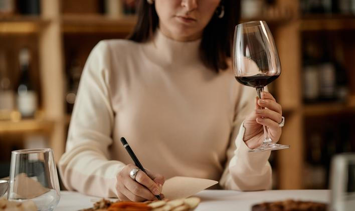 Zkušenosti z praxe ukazují, že lidé často řeší pouze samotnou bolest hlavy, a přehlížejí širší souvislosti. Významnou roli přitom může hrát i stres, nedostatek spánku, dehydratace nebo celkový životní styl. 