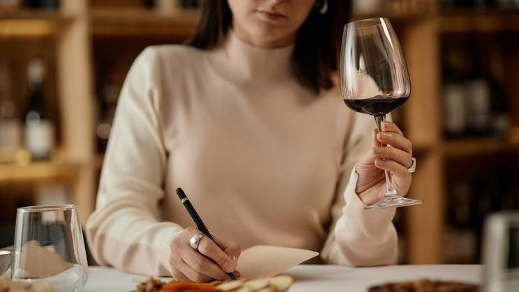 Zkušenosti z praxe ukazují, že lidé často řeší pouze samotnou bolest hlavy, a přehlížejí širší souvislosti. Významnou roli přitom může hrát i stres, nedostatek spánku, dehydratace nebo celkový životní styl. 