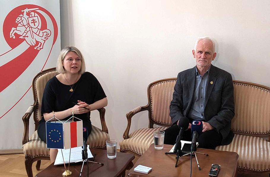 Kryscina Šyjanok, tlumočnice z Kanceláře demokratických sil Běloruska v České republice (vlevo) a laureát Nobelovy ceny míru Ales Bjaljacki. Praha, 16. března 2026.