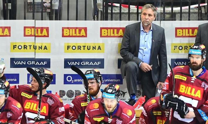 Josef Jandač na střídačce Sparty