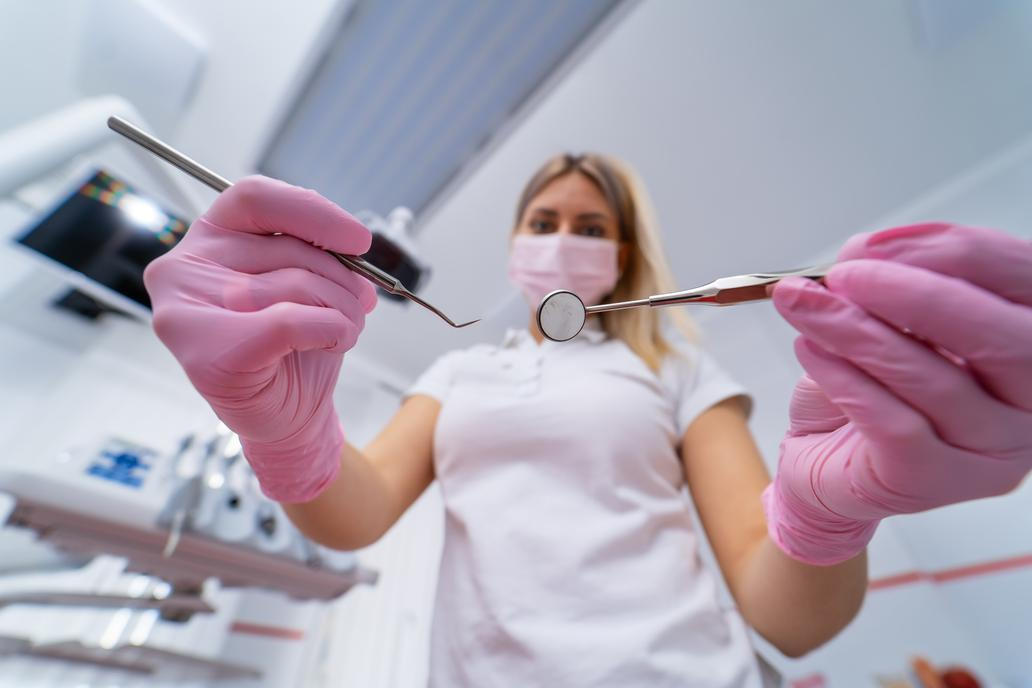 Pravidelná návštěva zubaře a zubní hygienistky by měla být samozřejmostí. Parodontóza