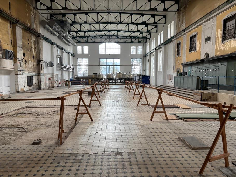 Hala bývalé elektrárny v Plzeňském Prazdroji, na jejímž konci u oken funnguje nerezová varna.