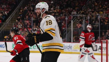 Útočník Bostonu Pavel Zacha (18) 