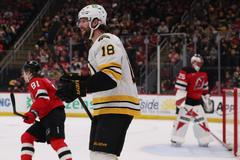 Útočník Bostonu Pavel Zacha (18) 