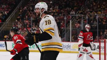 Útočník Bostonu Pavel Zacha (18) 