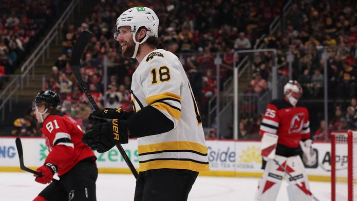 Útočník Bostonu Pavel Zacha (18) 