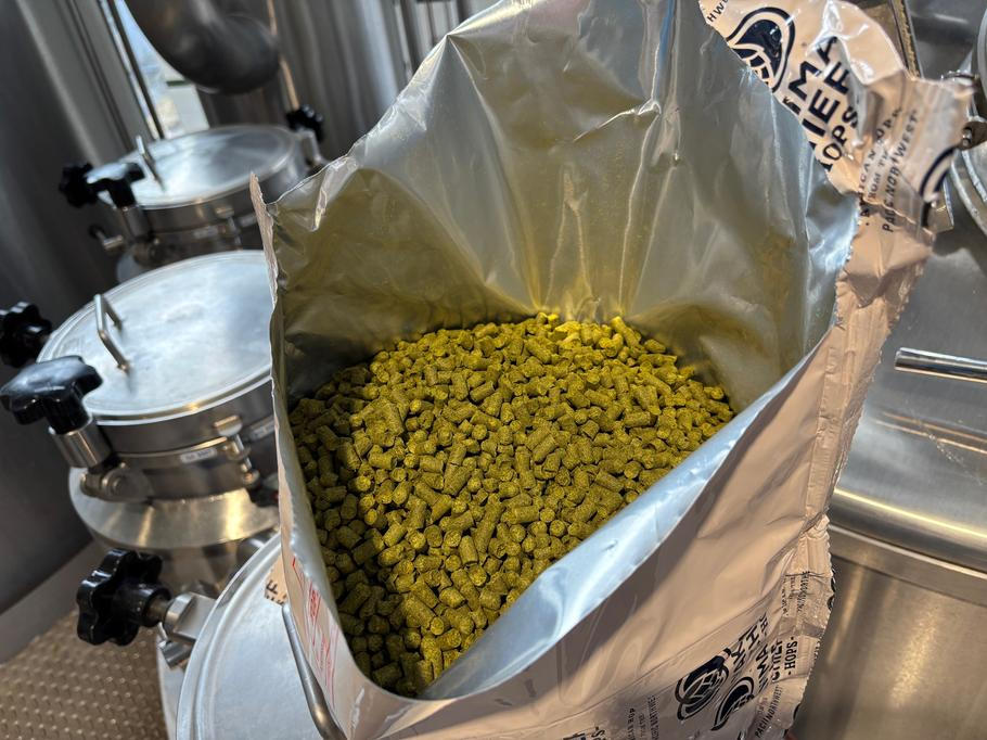 Pelety chmelového blendu Pink Boots, který letos tvoří zahraniční odrůdy Ekuanot, Mosaic, Centennial a novošlechtěnec HBC 638.