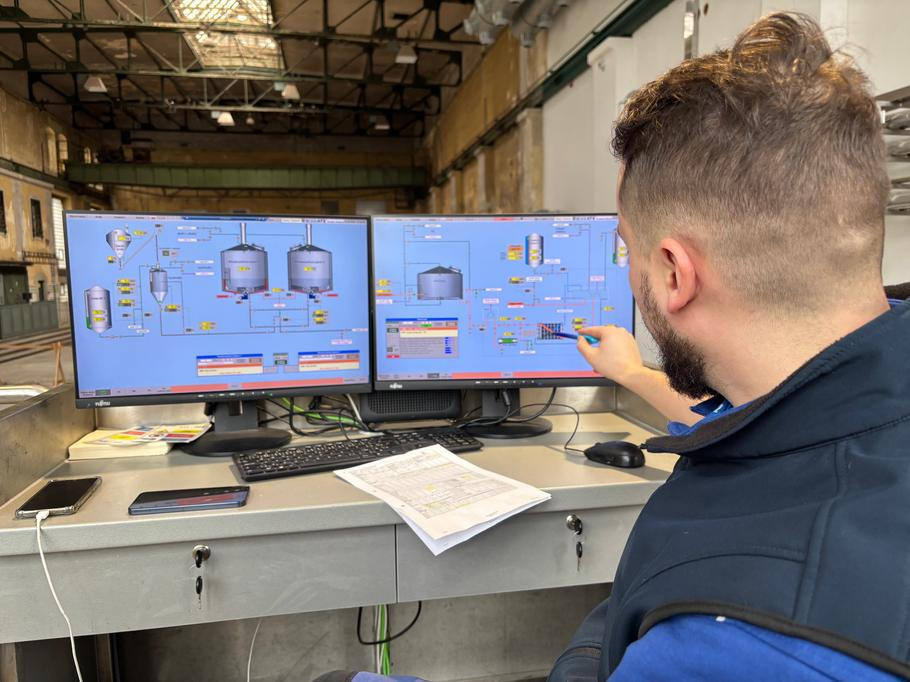 Na stole varný list, na monitorech aktuální stav technologie. Jeden z podsládků Lenky Strakové sleduje, jak probíhá vaření speciálu ze chmelového blendu Pink Boots.