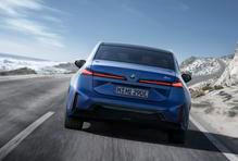 Nabíjí se tak výkonem až 400 kW, 400 km dojezdu získáte za deset minut.