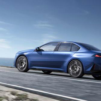 Vzadu jsou světla ve tvaru písmene L.