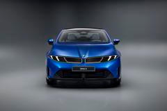 V porovnání s klasickou řadou 3 je nová i3 jen o malinko větší. Na délku má 4760 mm, na šířku 1865 mm a na výšku 1480 mm. 