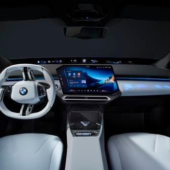 Interiéru dominuje BMW Panoramic Vision: černý pás přes celou šířku čelního skla, na který se promítají nejdůležitější informace. 