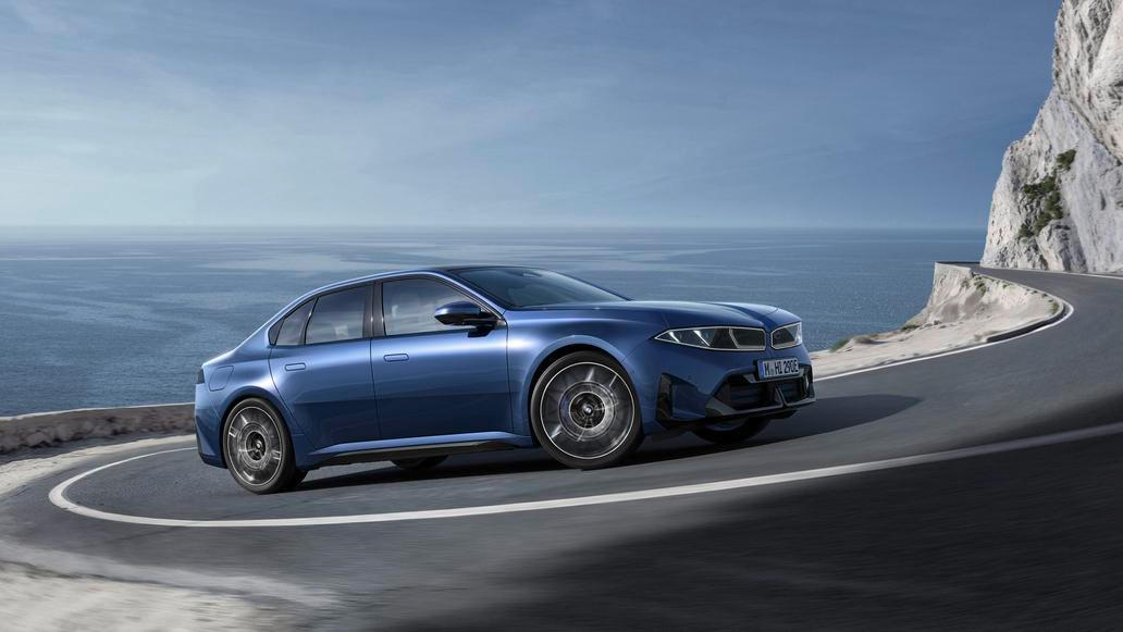 Nový je vnější design s ledvinami a předními světy integrovanými do jednoho celku.