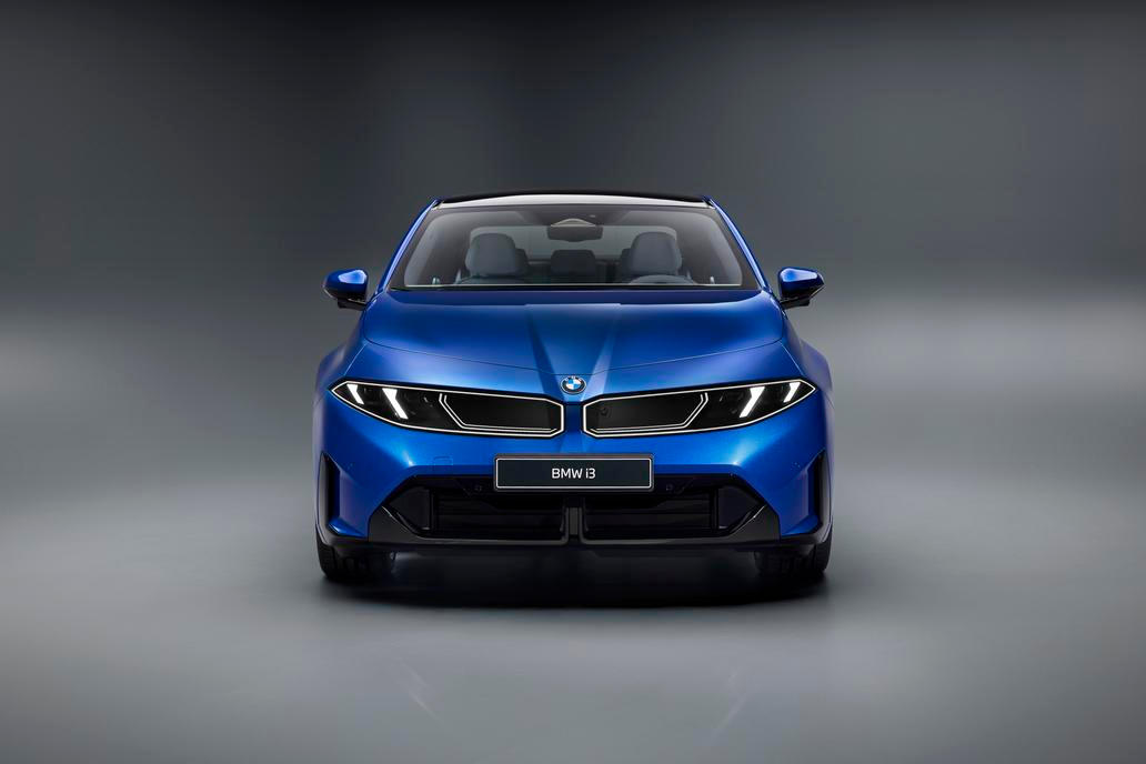 V porovnání s klasickou řadou 3 je nová i3 jen o malinko větší. Na délku má 4760 mm, na šířku 1865 mm a na výšku 1480 mm. 