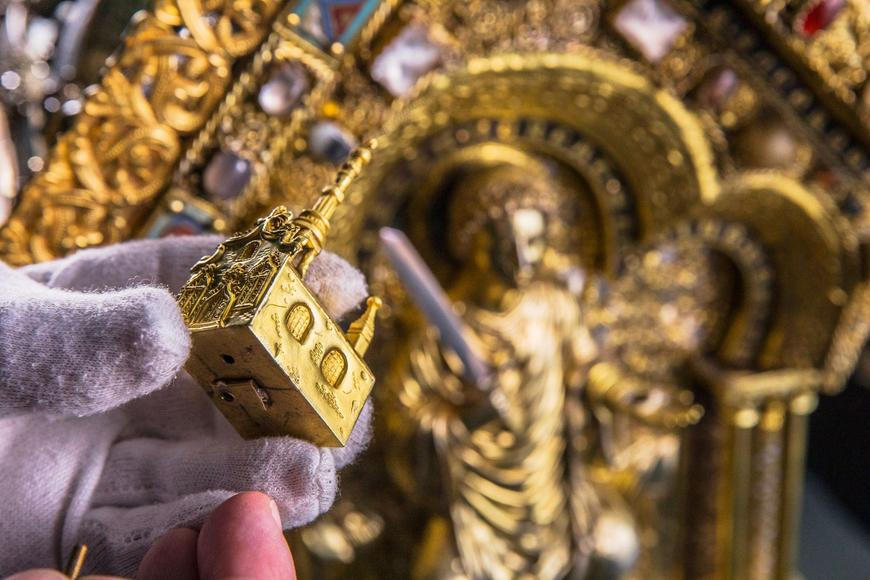 Relikviáře z českých kostelů ukradli v 90. letech, nyní se vracejí domů