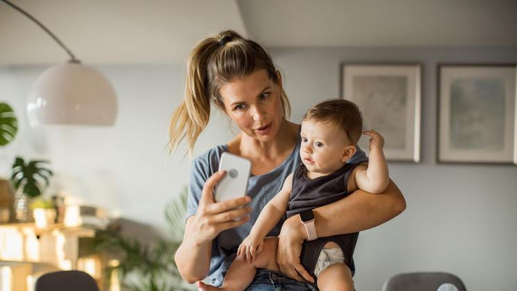 matka, dite, mobil, instagram, zena
