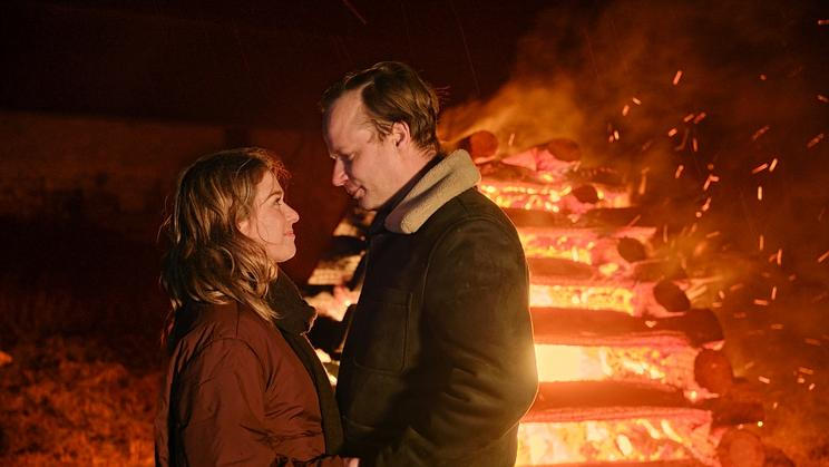 Pavla Gajdošíková a Kryštof Hádek hrají ve filmu Tanec s medvědem pár, který stojí před složitým životním rozhodnutím. 