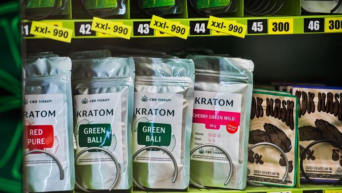 Automat s výrobky z kratomu.