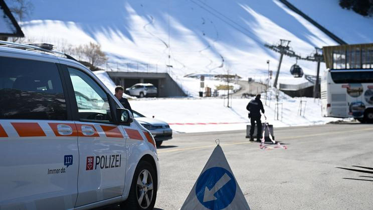 Policejní auto zaparkované poblíž lanovky v lyžařském areálu Titlis v Engelbergu. Foto z 18. března 2026.