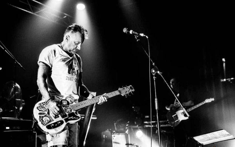 Někdejší člen skupin Joy Division a New Order Petr Hook se dlouhodobě věnuje reinterpretaci jejich repertoáru.