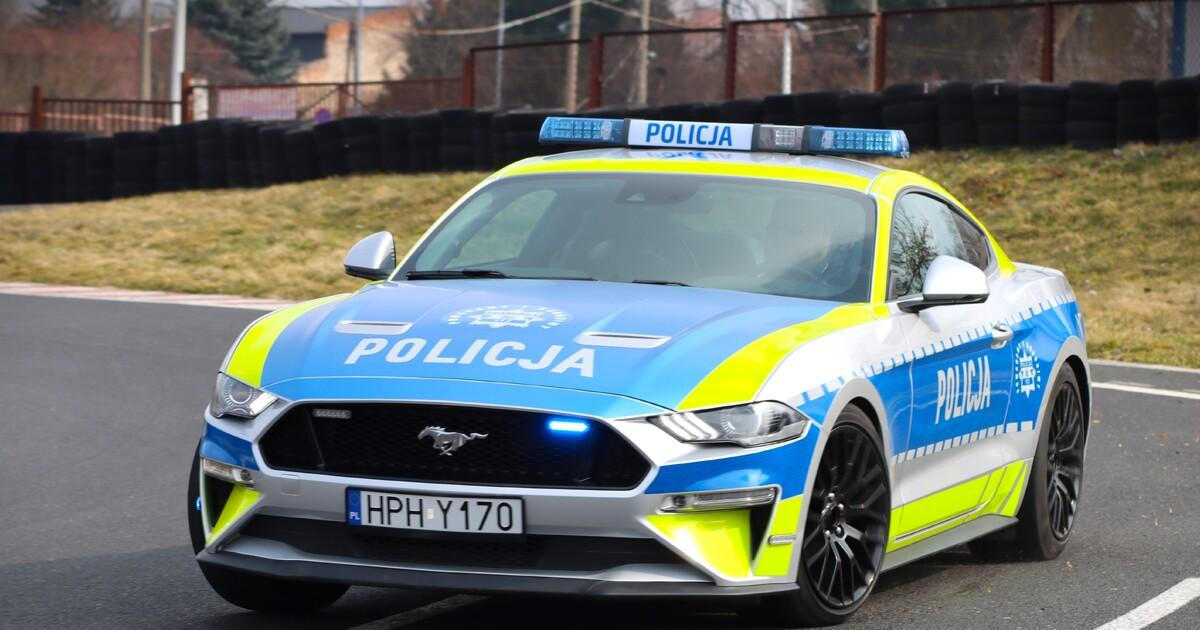 Takhle může skončit i vaše auto. Polská policie bude jezdit kvůli alkoholu Mustangem