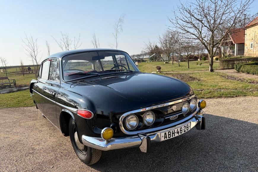 Černá loď pluje krajinou. Projeli jsme Tatru 603, má původní značku a míří do aukce