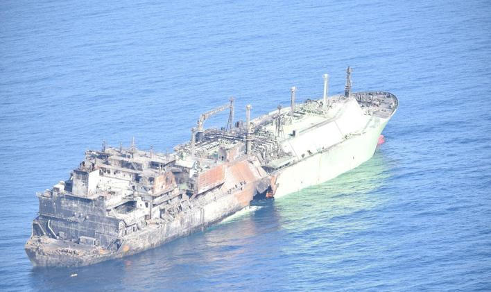 Opuštěný a poškozený ruský tanker Arktik Metagaz.