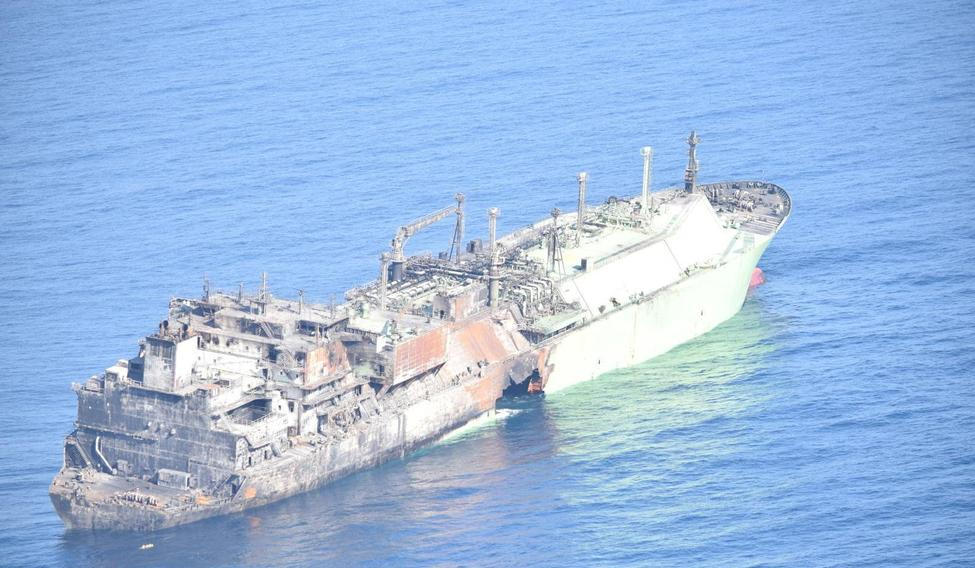 Opuštěný a poškozený ruský tanker Arktik Metagaz.