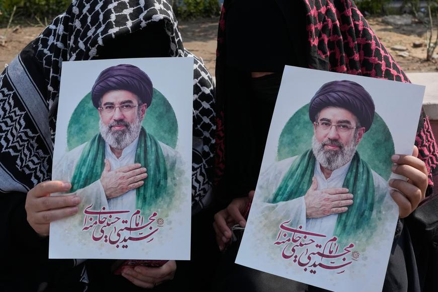 Íránci pohřbili vlivného lídra režimu. Ozval se i zmizelý Modžtaba Chameneí