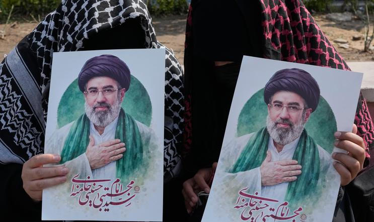 Ženy drží plakát s novým vůdcem Íránu Modžtabou Chameneím. Foto ze 14. března 2026.