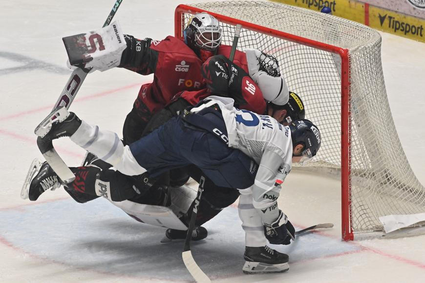 Šílený náraz hlavou do mantinelu. Petmana odvezli na nosítkách, Sparta vládla v Plzni