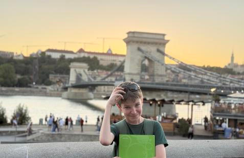 Když člověk poslouchá čtrnáctiletého Dominika Petra, studenta nižšího stupně gymnázia z Jesenicka, snadno nabude dojmu, že mluví s mnohem starším, ostříleným cestovatelem. 