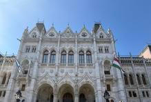 Jelikož nechce zameškat školu, cesty chystá především na prázdniny. „V posledních letech jsem byl ze dvou měsíců doma týden a zbytek jsem cestoval,“ vysvětluje.