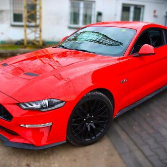 Takto vypadal Mustang předtím, než se oděl do policejních barev.