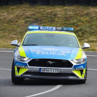 Před necelým rokem, v dubnu 2025, si policisté ve městě Ślubowo všimli červeného fordu v příkopě.