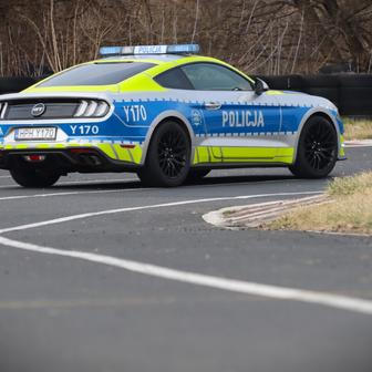 Pod kapotou má pětilitrový osmiválec s výkonem 331 kW v kombinaci s manuální šestistupňovou převodovkou. 