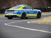 Pod kapotou má pětilitrový osmiválec s výkonem 331 kW v kombinaci s manuální šestistupňovou převodovkou. 