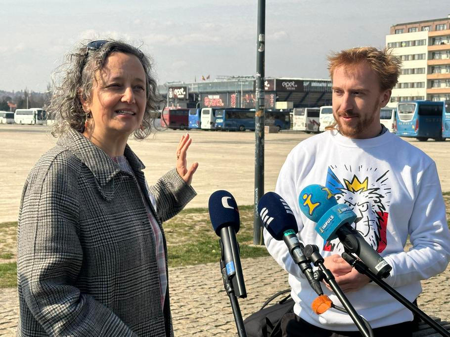 Zástupci Milionu chvilek pro demokracii Mariana Novotná Nachtigallová (vlevo) a Mikuláš Minář představili ve čtvrtek plány na sobotní demonstraci na Letné. 