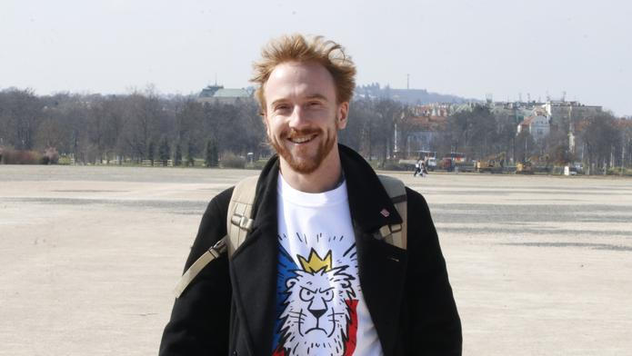 Předseda spolku Milion chvilek pro demokracii Mikuláš Minář v místech, kde tento spolek pořádá za pouhé dva dny velkou protivládní demonstraci.