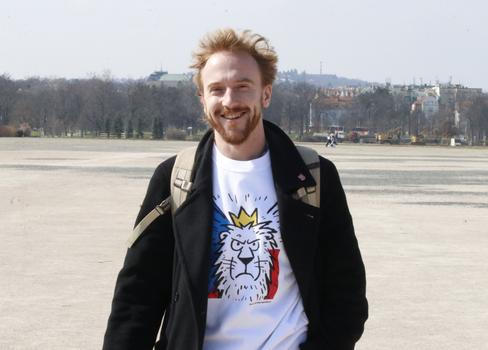 Předseda spolku Milion chvilek pro demokracii Mikuláš Minář v místech, kde tento spolek pořádá za pouhé dva dny velkou protivládní demonstraci.