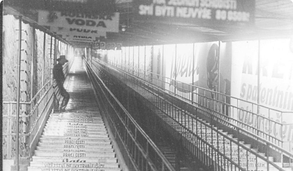 V roce 1926 nahradilo lanovku na pražskou Letnou kryté pohyblivé schodiště. Na svou dobu to byl technický unikát.