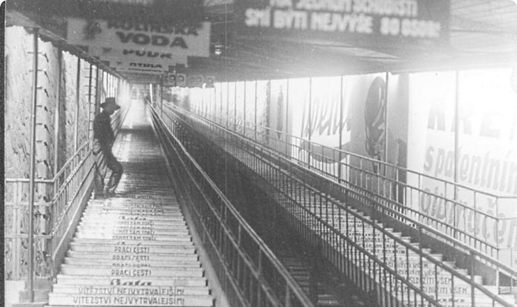 V roce 1926 nahradilo lanovku na pražskou Letnou kryté pohyblivé schodiště. Na svou dobu to byl technický unikát.