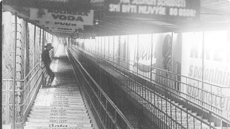 V roce 1926 nahradilo lanovku na pražskou Letnou kryté pohyblivé schodiště. Na svou dobu to byl technický unikát.