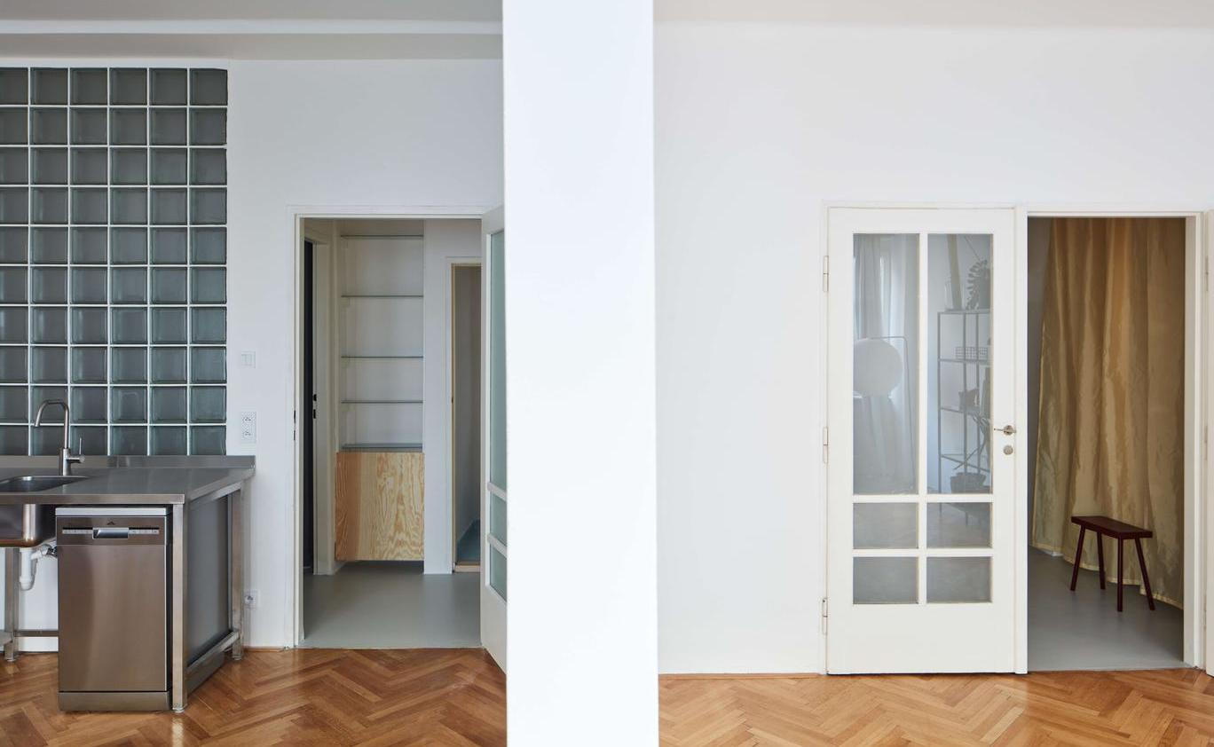 Důležitou roli sehrál při rekonstrukci nenápadný, ale efektivní prvek: luxferová příčka za kuchyní. Ta propouští světlo hlouběji do interiéru, zároveň však zachovává potřebnou míru soukromí.