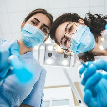 Nejde jen o krvácející dásně, ale o postupné ničení závěsného aparátu zubu, což může vést až ke ztrátě zubů.