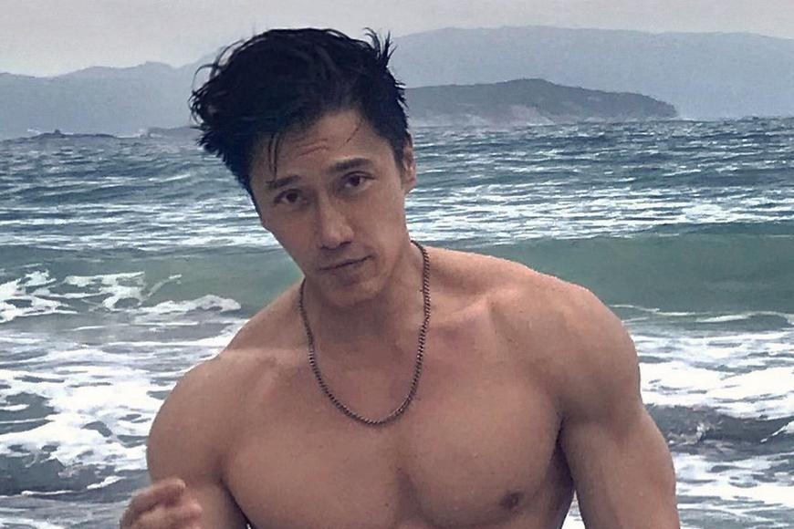 Muž, který zapomněl zestárnout. Fotograf ze Singapuru tvrdí, že mu je 60, ale vypadá na 30