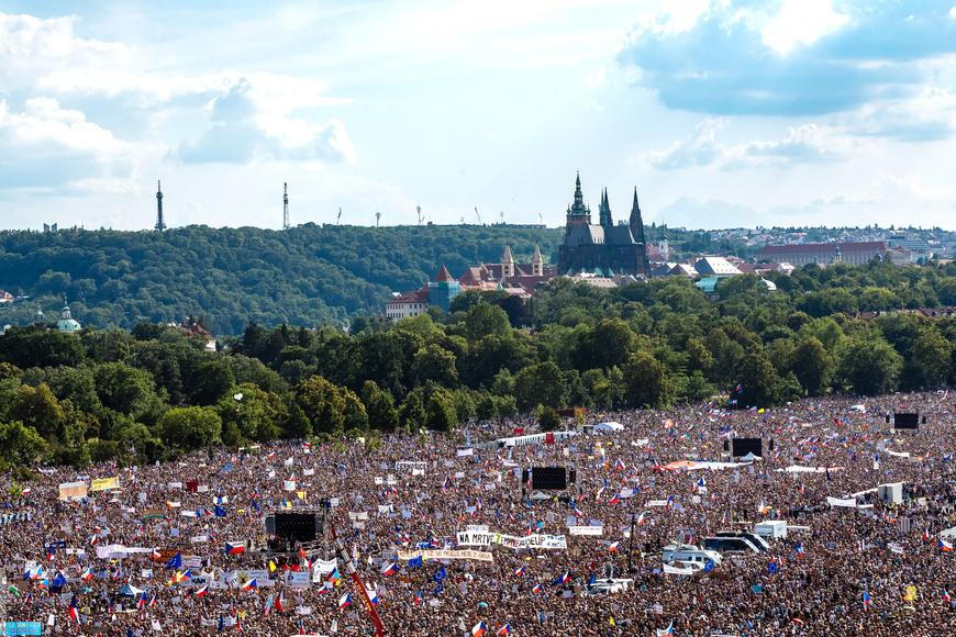 Komentář: Rébus „chvilkařů“. Tlačit na Babišovu vládu, ale vyhnout se morálnímu kýči