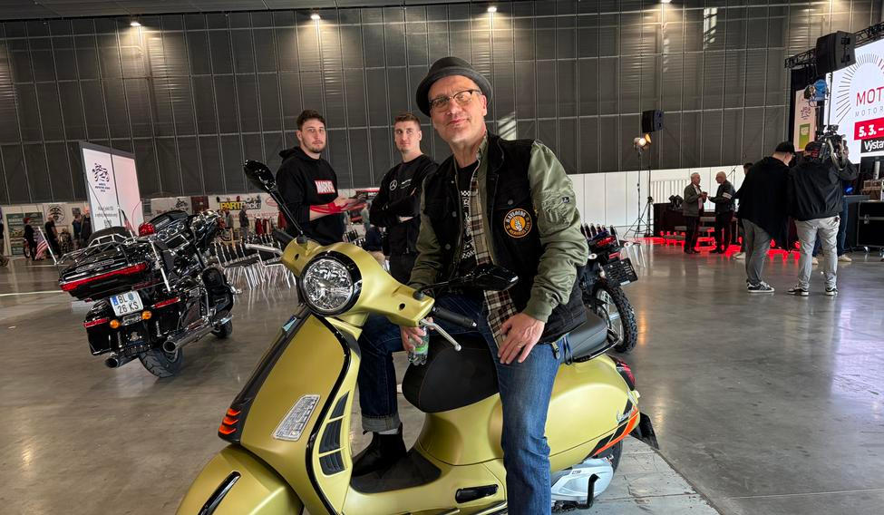	
David Matásek na Vespě GTS
