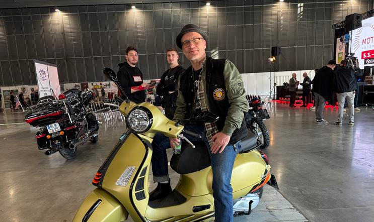 	
David Matásek na Vespě GTS