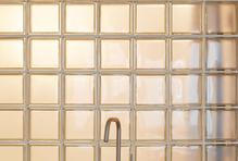 Projekt s omezeným rozpočtem dokazuje, že i s minimálními zásahy lze vytvořit funkční a současný interiér. 